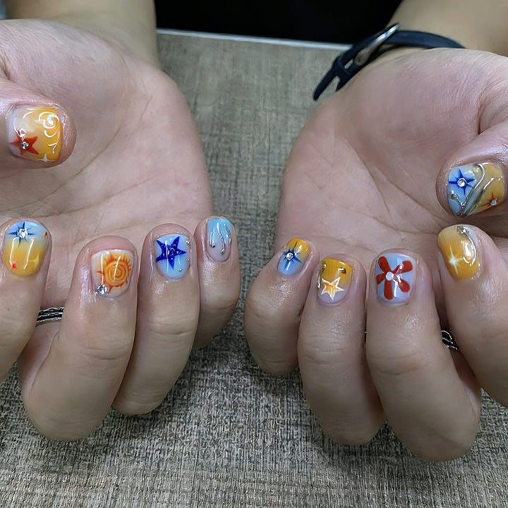 Kunstnagelset mit kreativen floralem und geometrischem Design Karnz
