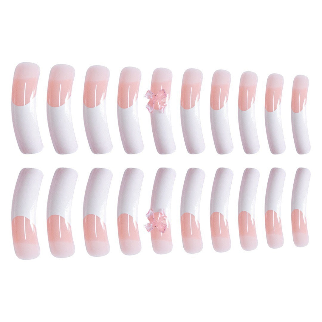 Elegante Nagelkunstverzierungen mit dekorativen Schleifenakzenten Karnz