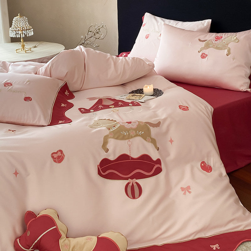 Romantische Karussell Bestickte Baumwollsatin Bettbezug & Kissenbezug Ensemble mit Wellenförmigem Satinbesatz und Plüsch Akzentkissen