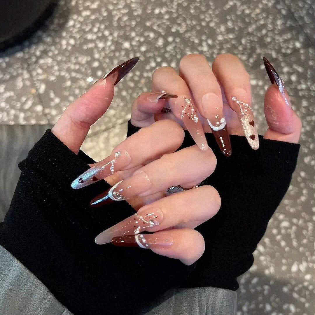 Künstlerische Stiletto Press-On Nagelkunst mit schimmernden Akzenten Karnz