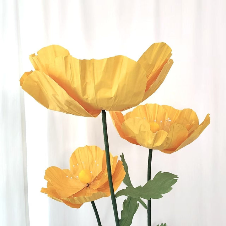 Dekorativer Papierblumenarrangement