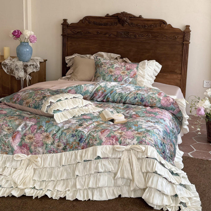 Luxuriöses Bettwäsche-Set mit Rüschen, Bettrock und floralem Print