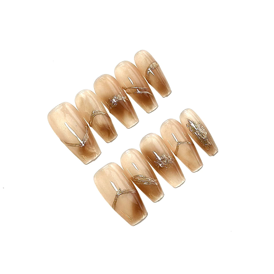 Luxuriöses Nagelkunstset mit goldenen Akzenten