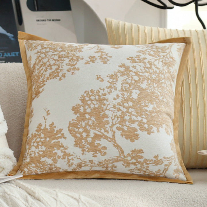 Quadratischer Zierkissenbezug mit feinem Jacquard‑Blattrelief, Paspelrand und pflegeleichtem Baumwoll‑Mix Karnz