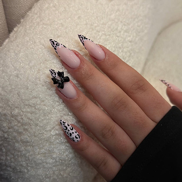 Kunstvolle Stiletto-Nägel mit Leopardenmuster und Schleifenakzent Karnz