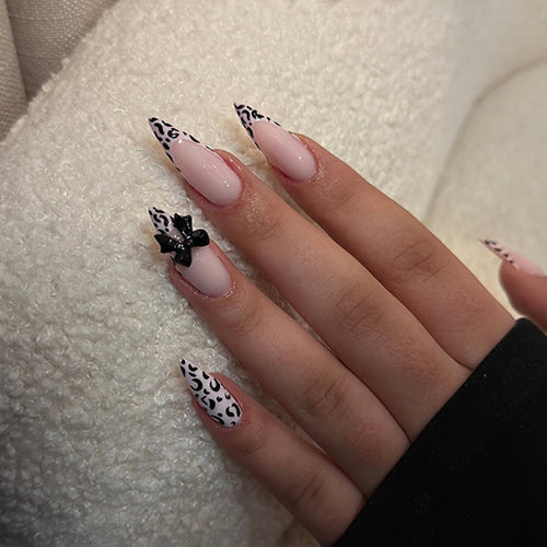 Kunstvolle Stiletto-Nägel mit Leopardenmuster und Schleifenakzent Karnz