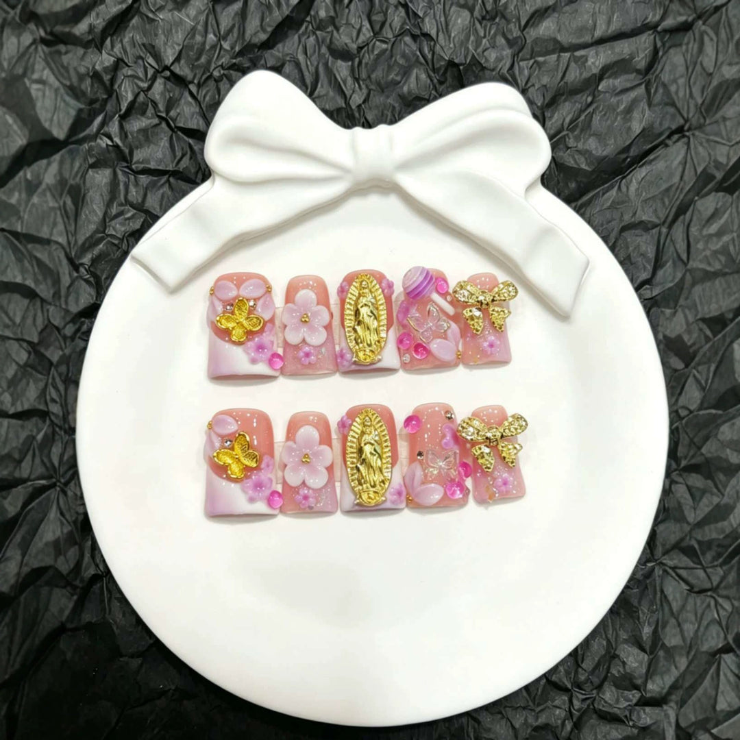 Dekoratives Press-On Nagelkunst-Set mit floralen und Schmetterlingsakzenten