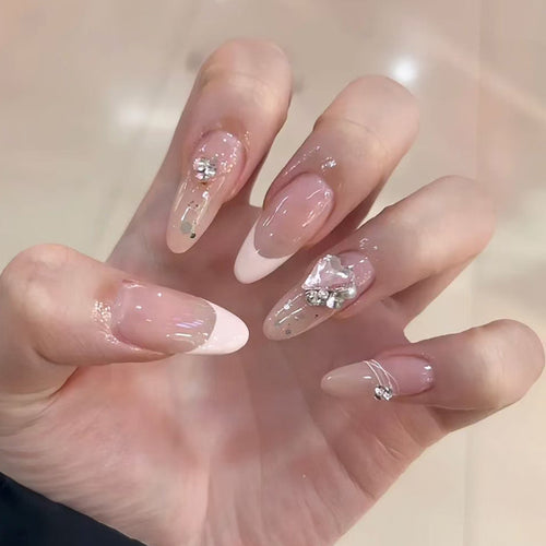 Elegante Stiletto Press-On Nägel mit Kristallakzenten Karnz