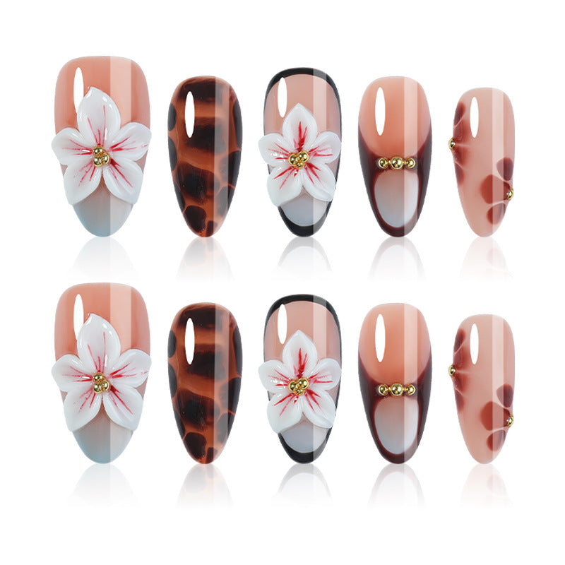Kunstnagelset mit floralen Akzenten und eleganten Verzierungen Karnz