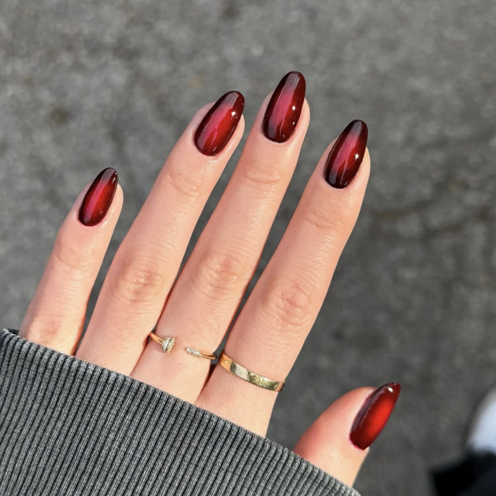 Glänzende Ombre Stiletto Nagelkunst