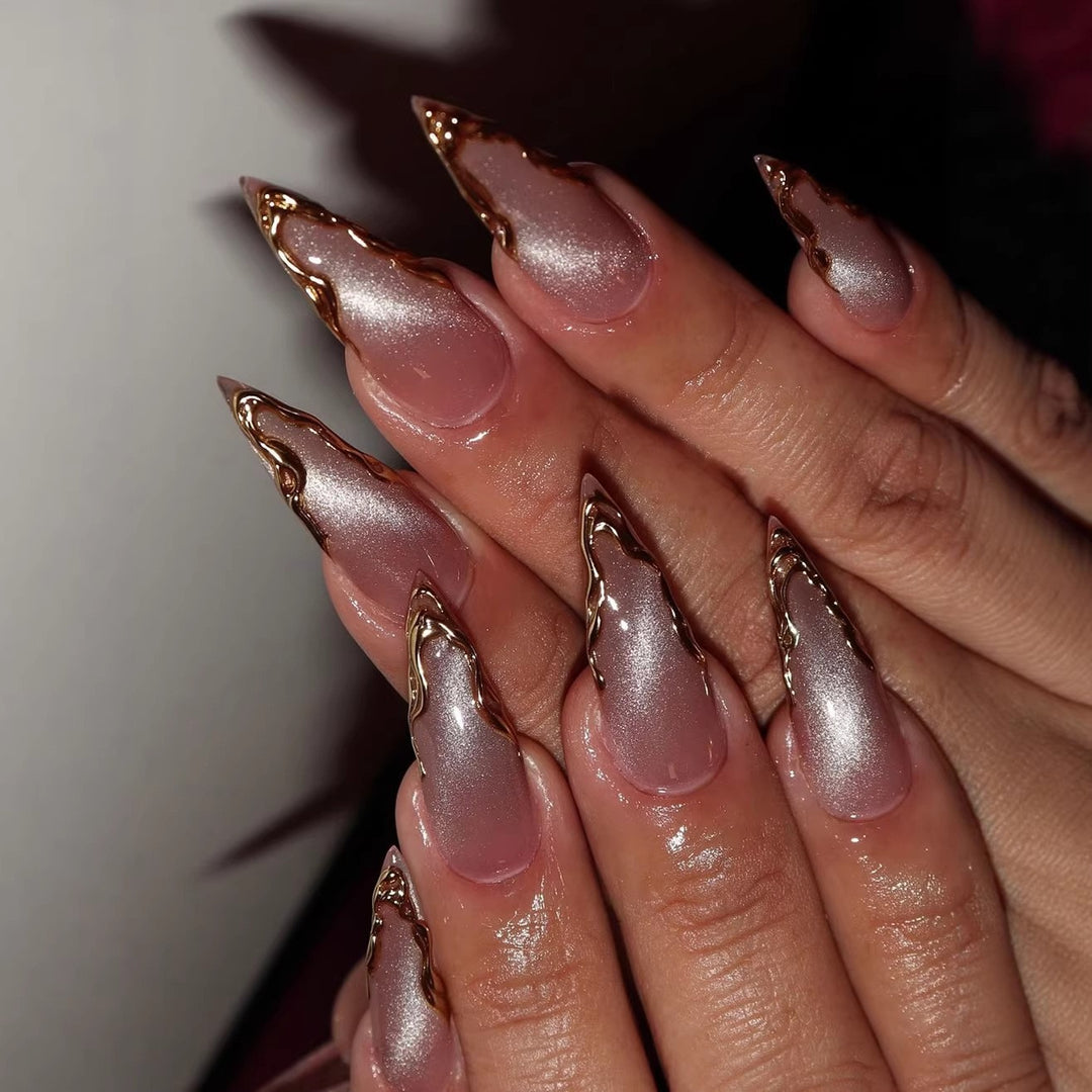 Kunstnägel mit Polka-Dots Karnz