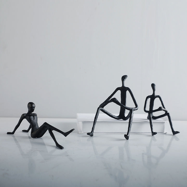 Künstlerische sitzende Figuren Skulptur