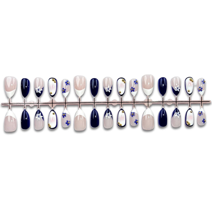 Elegantes, mit Blumen und Sternen verziertes Press-On-Nagelset