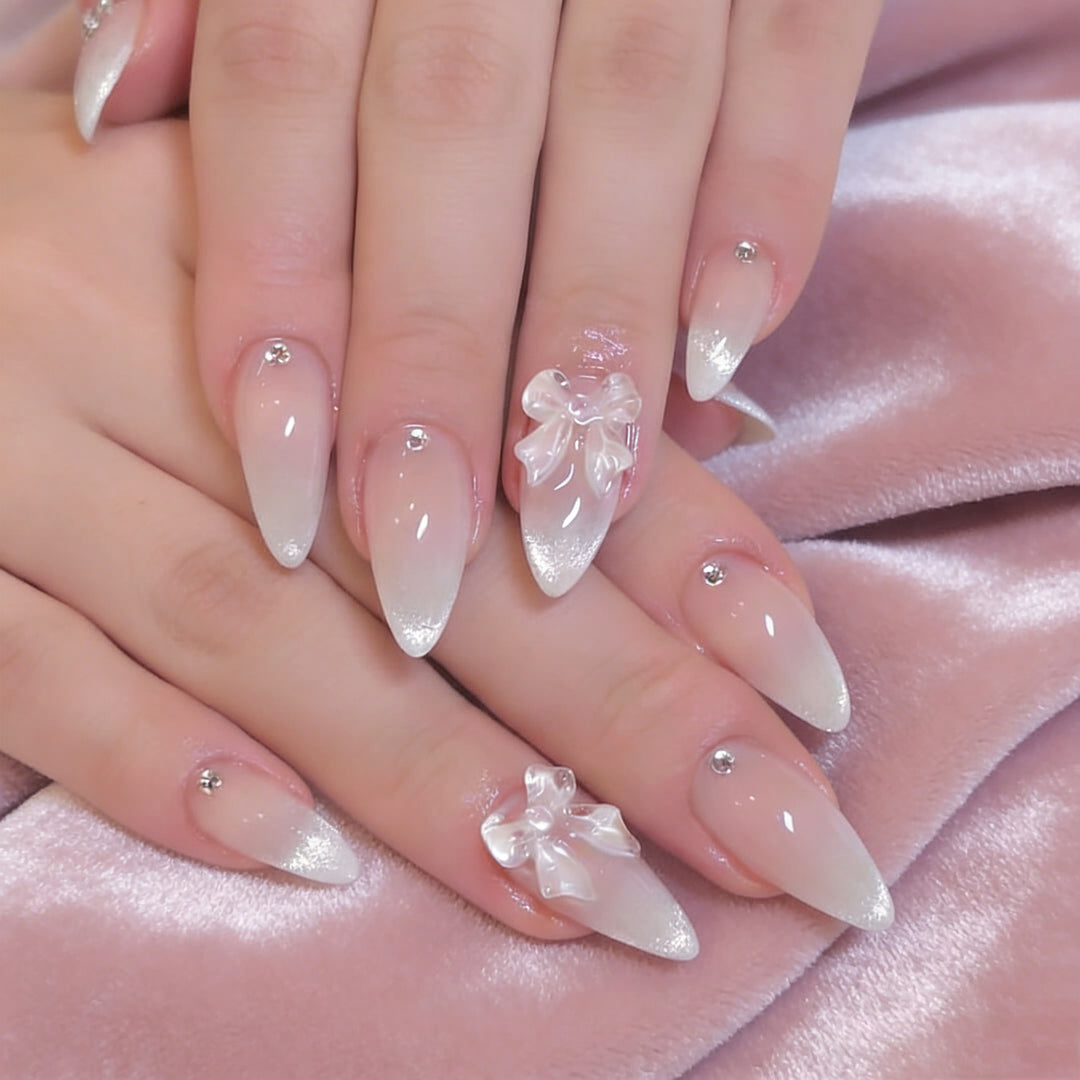 Elegante Strass- und Schleifen-Nagelkunstverlängerungen Karnz