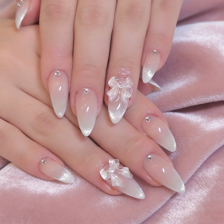 Elegante Strass- und Schleifen-Nagelkunstverlängerungen Karnz