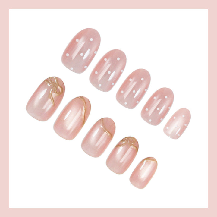 Kunstnagelset mit schimmernden Akzenten und eleganten Goldverzierungen Karnz