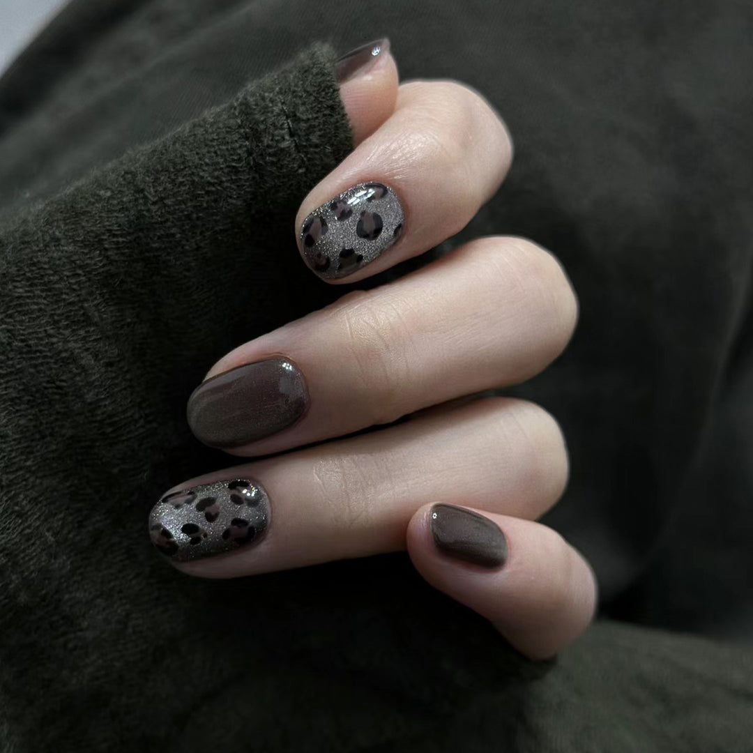Künstlerisches Press-On Nageldesign mit glänzenden und strukturierten Mustern Karnz