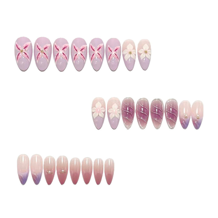 Exquisite Kunstnägel mit Floralem Design und Glitzerakzenten Karnz