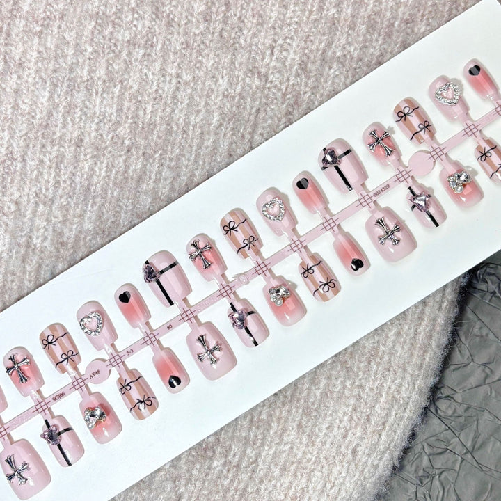 Glamouröses Press-On Nail Set mit stilvollen Verzierungen