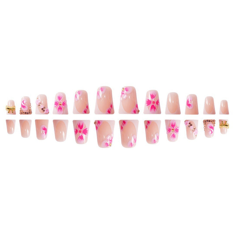 Elegante florale Press-On Nagelkunst mit Edelsteinakzenten Karnz