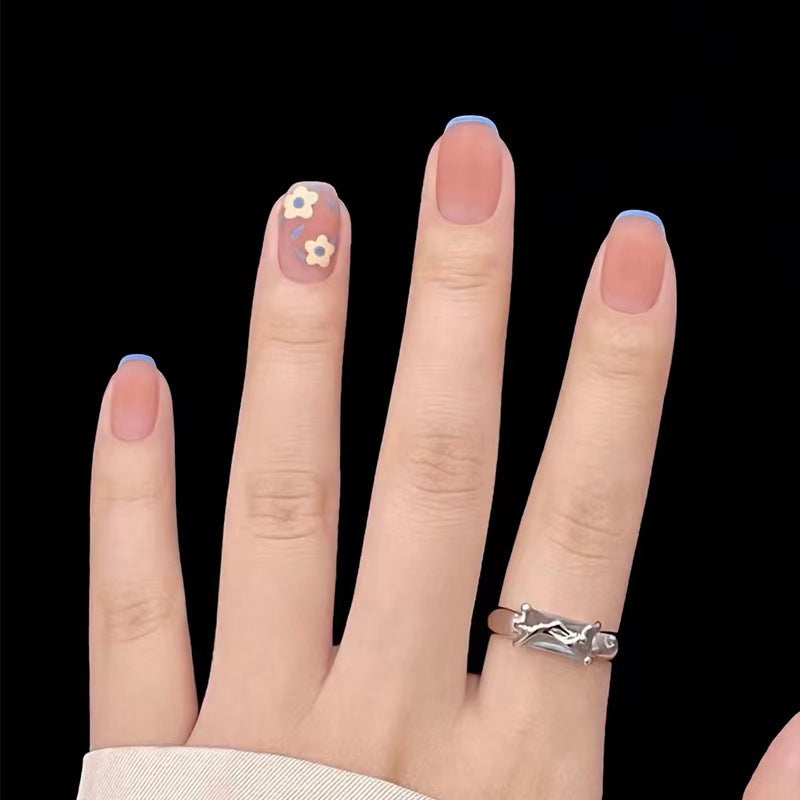 Kreatives Nageldesign mit floralen Akzenten Karnz
