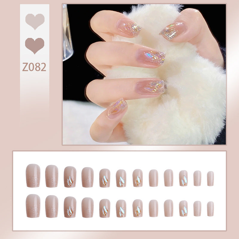 Kunstnagelset mit eleganten Glitzerverzierungen und schimmernden Akzenten Karnz