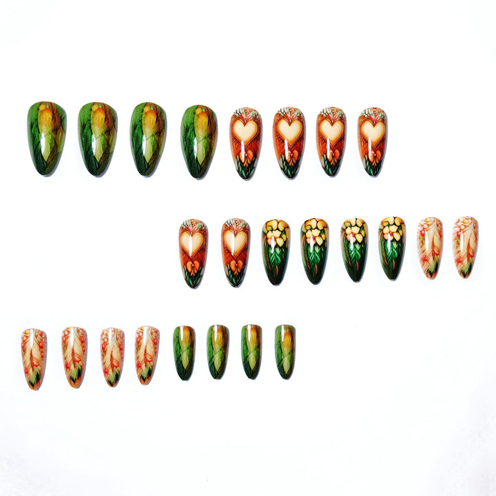 Kunstnägel mit Floralem und Romantischem Herzensdesign Karnz