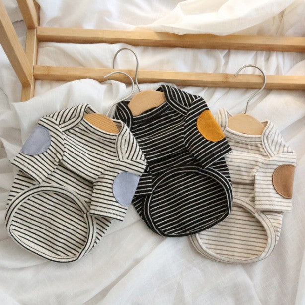 Gestreiftes Baumwollstrickhundetee mit El-Patches und abgerundetem Bauchschnitt