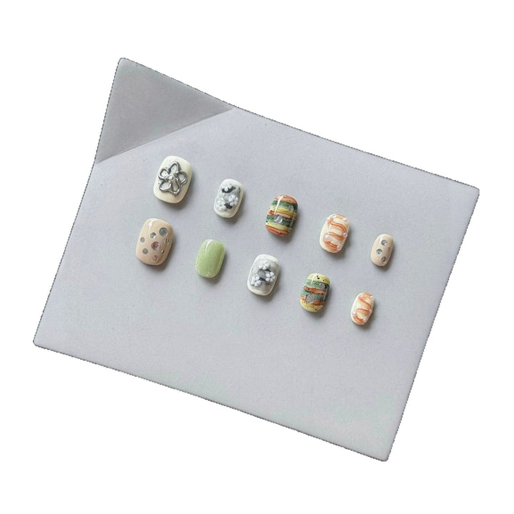 Künstlerisches Press-On-Nagelset mit floralen und strukturierten Designs