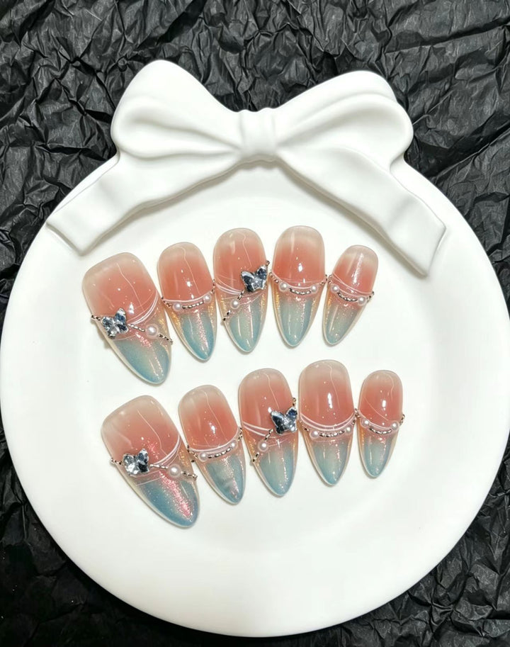 Elegantes Stiletto Press-On Nagelkunstset mit Strass-Akzenten