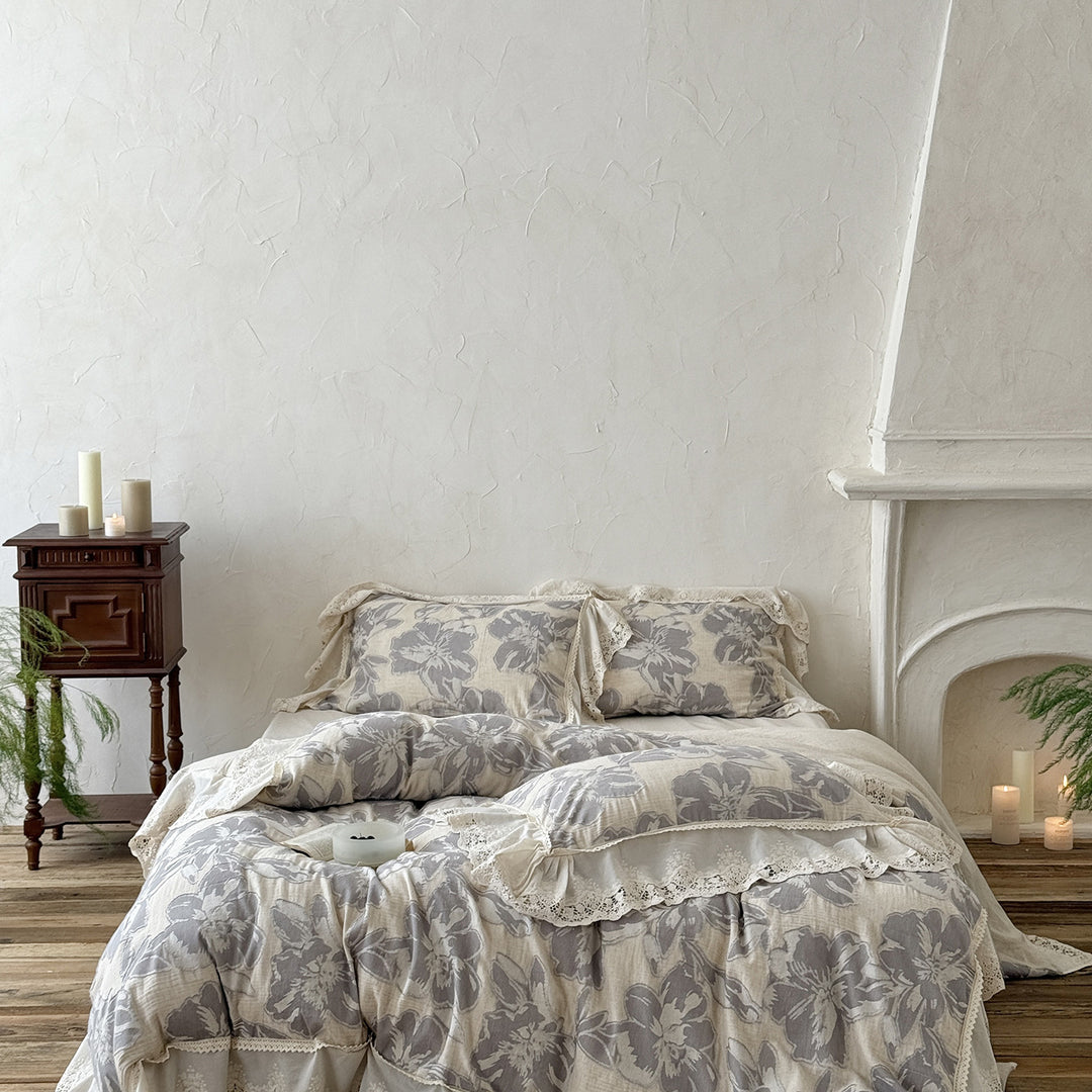 Leicht gesteppte Baumwoll-Bettwäschegarnitur im Landhausstil mit Spitzenvolant und großem Blumenmotiv