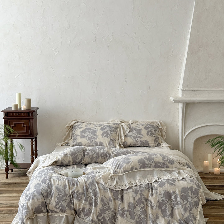 Leicht gesteppte Baumwoll-Bettwäschegarnitur im Landhausstil mit Spitzenvolant und großem Blumenmotiv