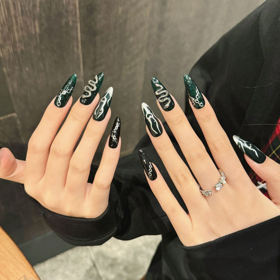 Elegantes Stiletto Press-On Nail Set mit komplizierten metallischen Designs