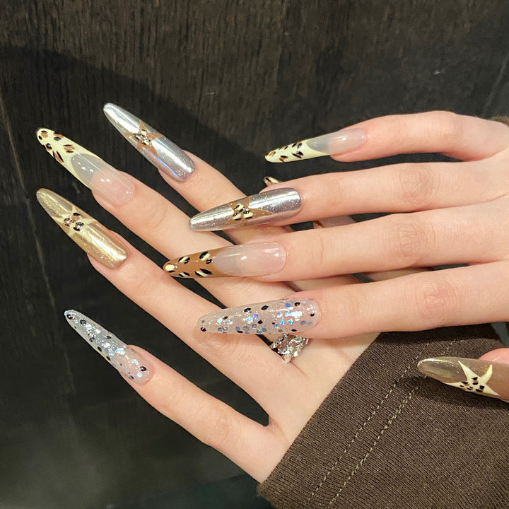 Künstlerisches Press-On-Nageldesign-Set mit metallischen und Glitzerakzenten