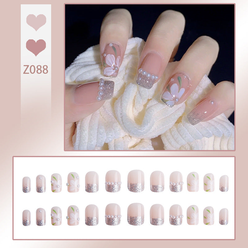 Kunstnagelset mit eleganten Glitzerverzierungen und schimmernden Akzenten Karnz