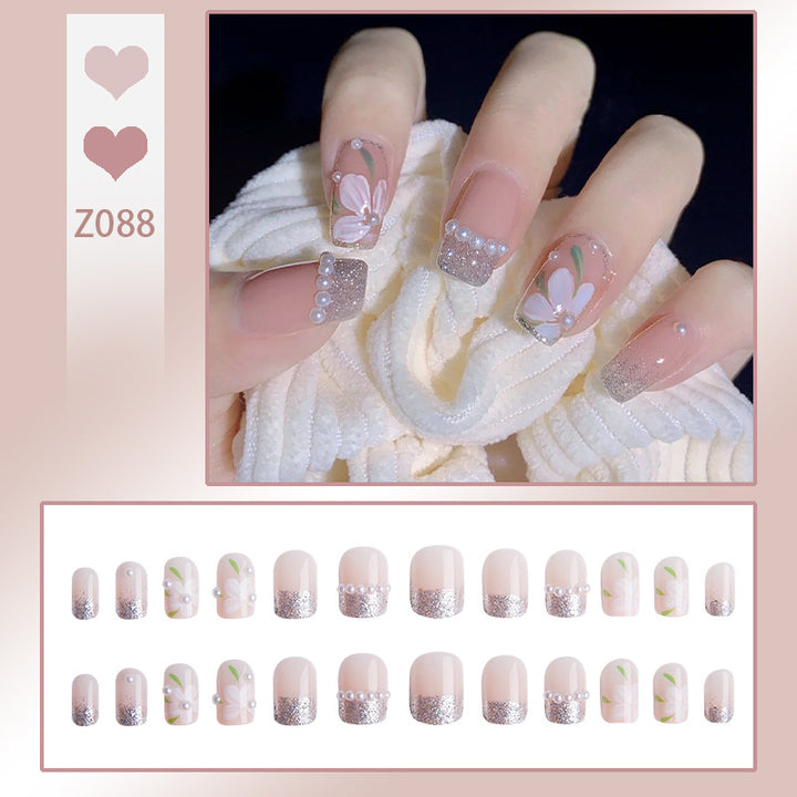 Kunstnagelset mit eleganten Glitzerverzierungen und schimmernden Akzenten Karnz