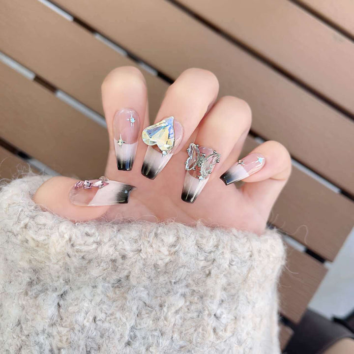 Künstlerisches Press-On-Nagelset mit eleganten Strass- und Blumenakzenten