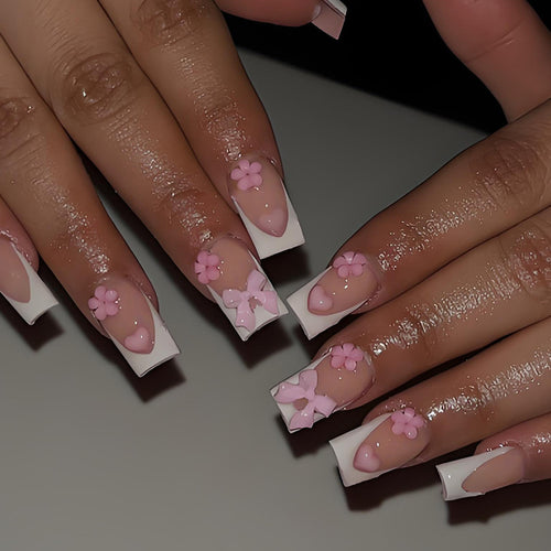 Kunstnagelset mit romantischen Blüten und eleganten Akzenten Karnz