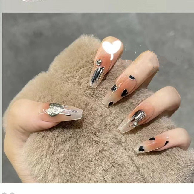 Künstlerische Press-On Nagelspitzen mit metallischen Akzenten