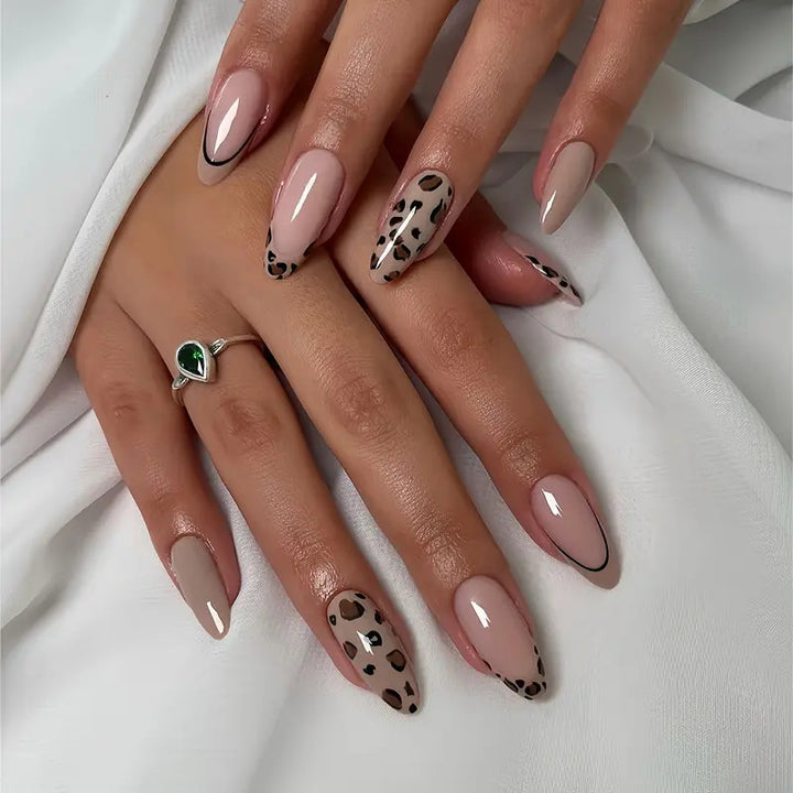 Kunstnagelset mit stilvollem Leopardenmuster Karnz
