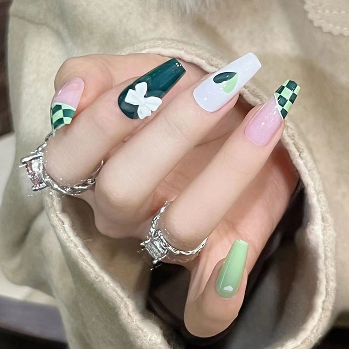 Künstliche Nagelverlängerungen mit kreativem Design und Glitzerakzenten Karnz