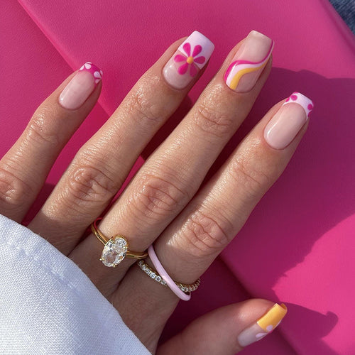 Kreative Nagelkunst mit floralem Design und bunten Akzenten Karnz
