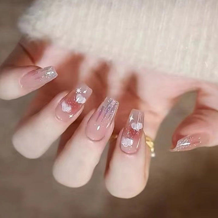 Kunstvolle Nagelkunst mit Wolken-Design Karnz