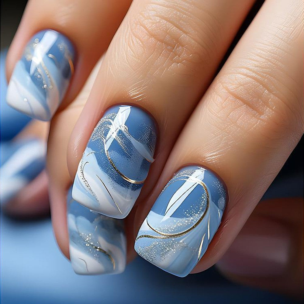 Elegante Kunstnägel mit Französischer Maniküre und Glitzereffekten Karnz