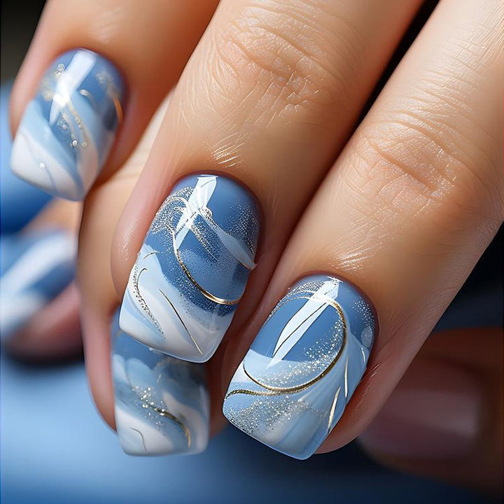 Elegante Kunstnägel mit Französischer Maniküre und Glitzereffekten Karnz