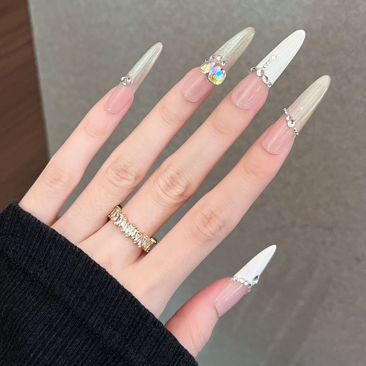 Elegante dekorative Press-On Nail Set Karnz