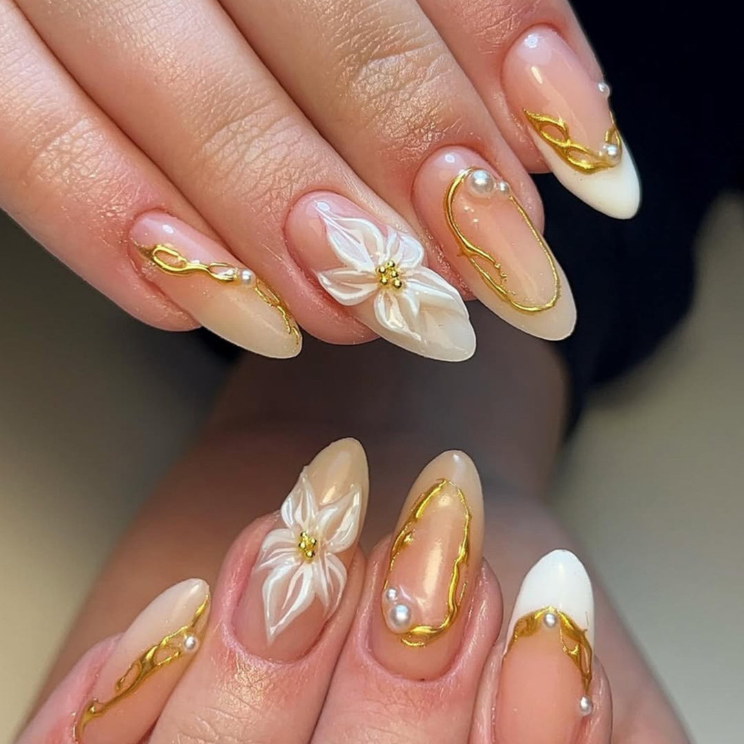 Elegantes florales Nagelkunstdesign Karnz