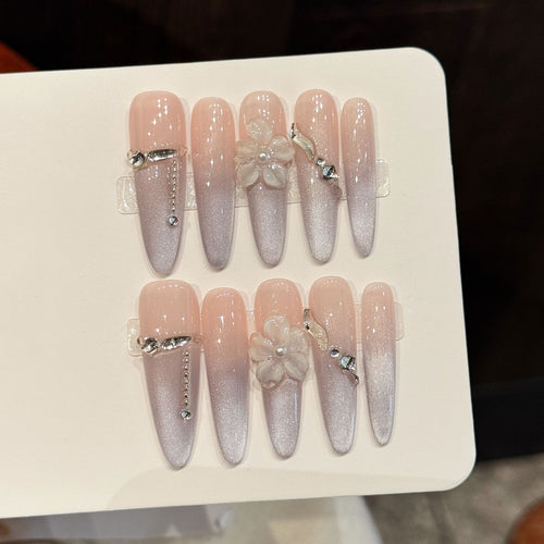 Elegantes Press-On Nagelkunst-Set mit dekorativen floralen Akzenten
