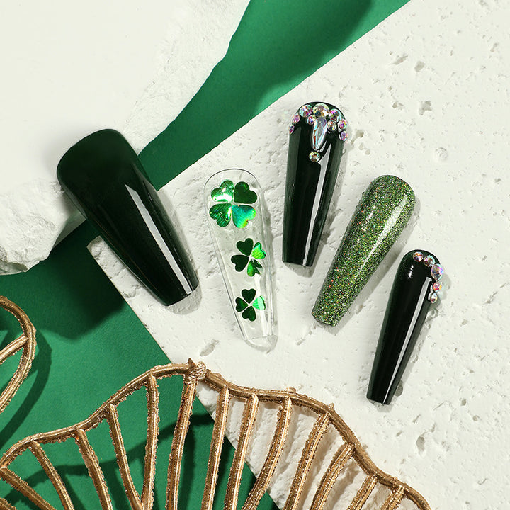 Künstliche Nagelkunst mit Kleeblattmotiven Karnz