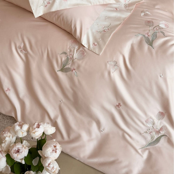 Luxuriöses Satin-Bettwäsche-Set mit feiner Blumenstickerei Karnz